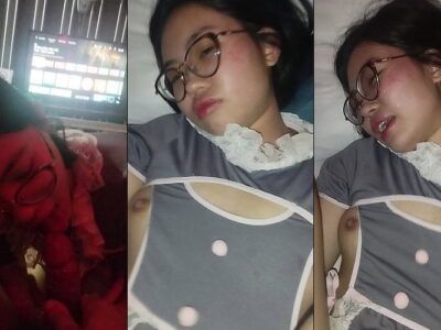 Em sinh viên kính cận dâm mặc quần xẻ đáy